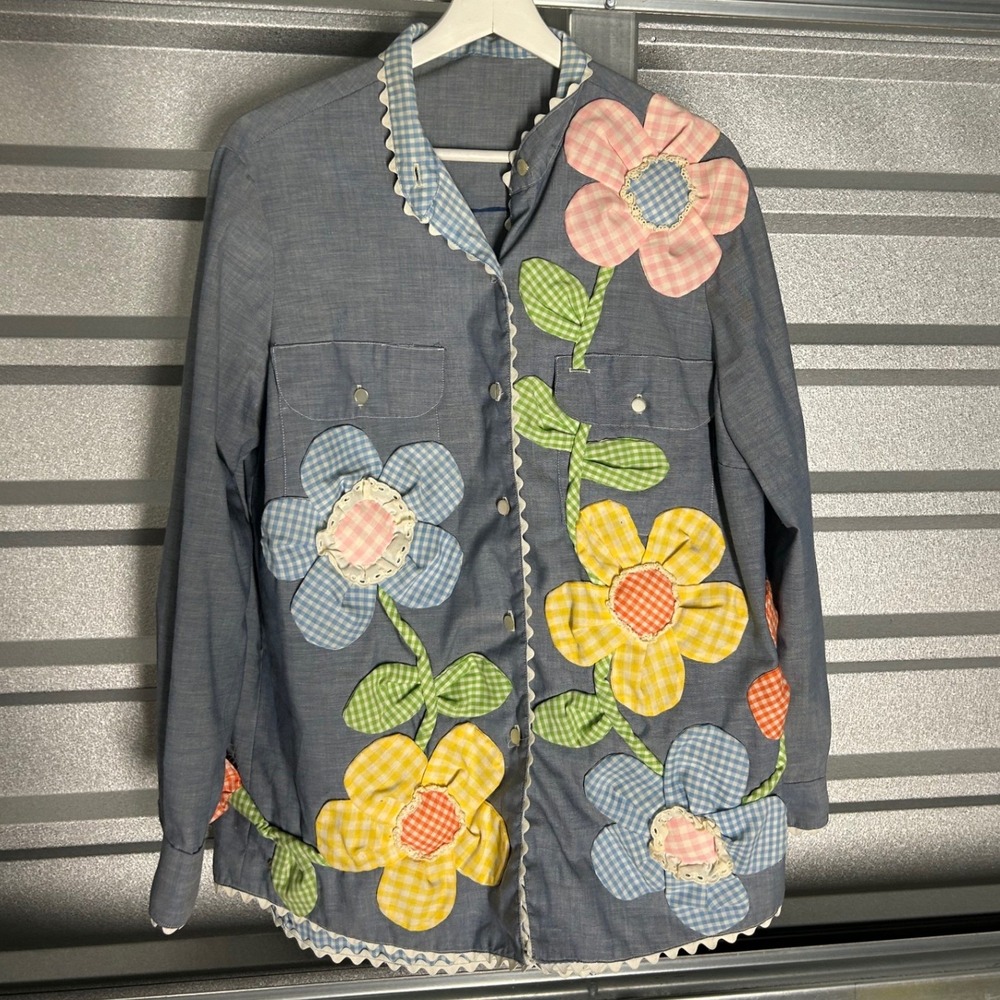 VINTAGE Flower Applique Chambray Shirt Womens Blue Gingham Cottagecore Boho